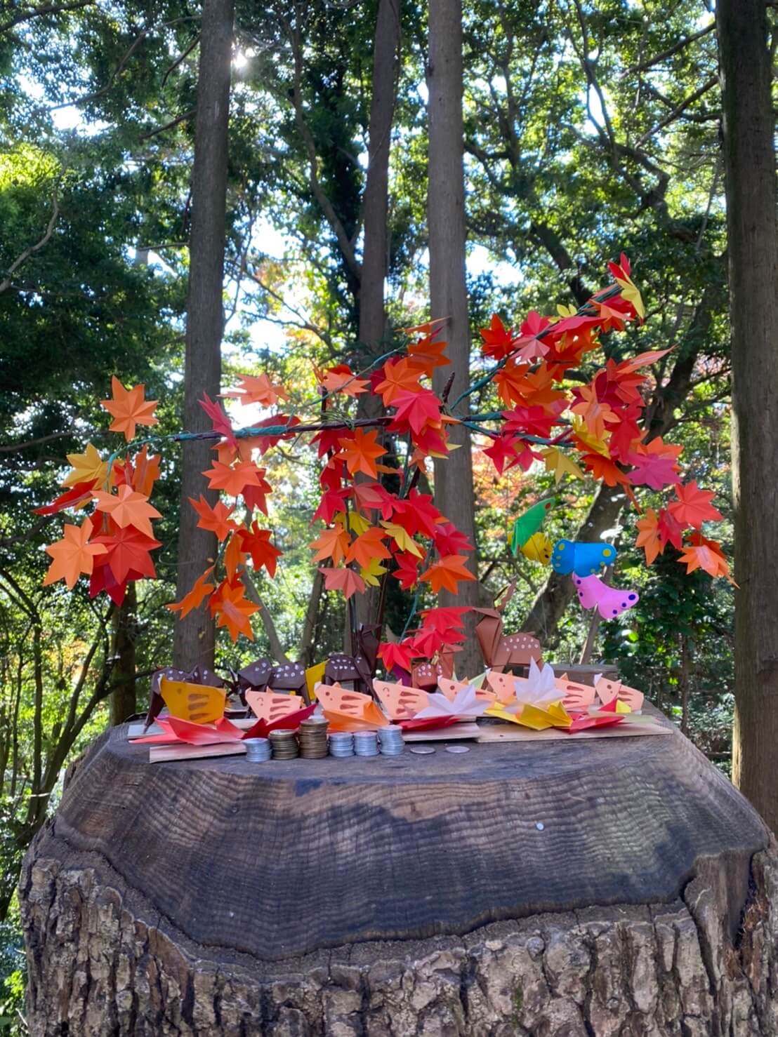 折り紙で作成されたイノシシと蝶と紅葉